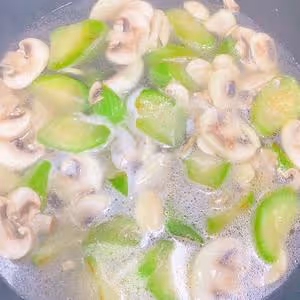 用一種調味料做絲瓜口蘑鮮湯