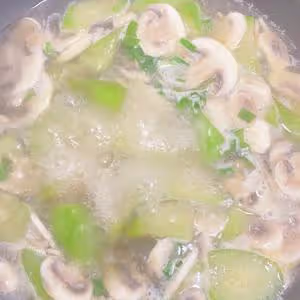 用一種調味料做絲瓜口蘑鮮湯