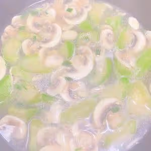 用一種調味料做絲瓜口蘑鮮湯