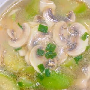 用一種調味料做絲瓜口蘑鮮湯