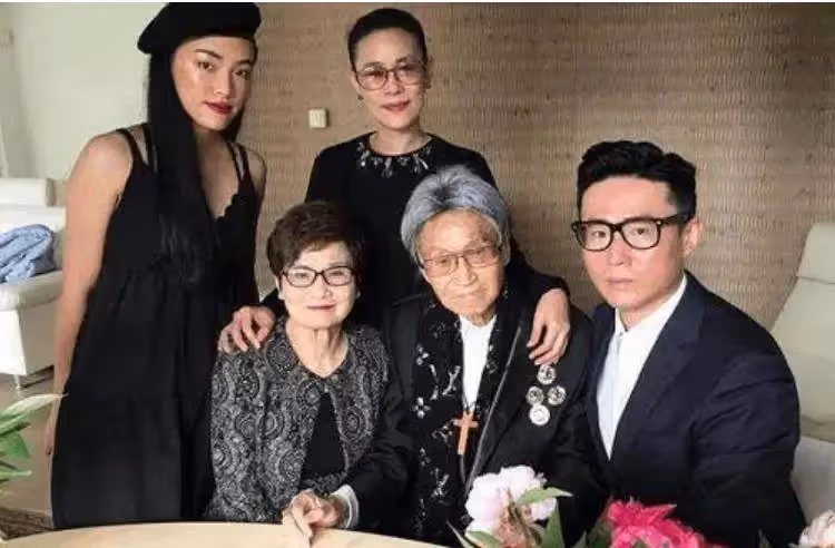 台灣著名主持人赴瑞士安樂死,兒子講述其「死前慘狀」:我非常後悔...!
