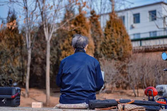 75歲喪偶大爺，用3100元退休金，給自己換了個非同尋常的養老方式