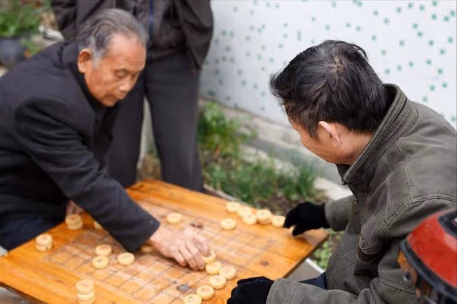 75歲喪偶大爺，用3100元退休金，給自己換了個非同尋常的養老方式