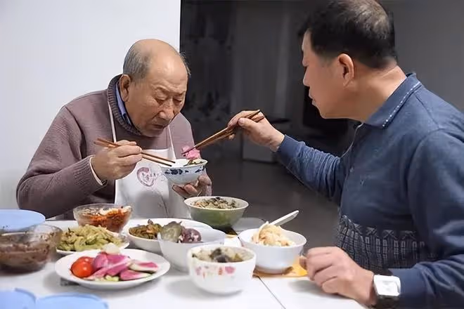 75歲喪偶大爺,用3100元退休金,給自己換了個非同尋常的養老方式