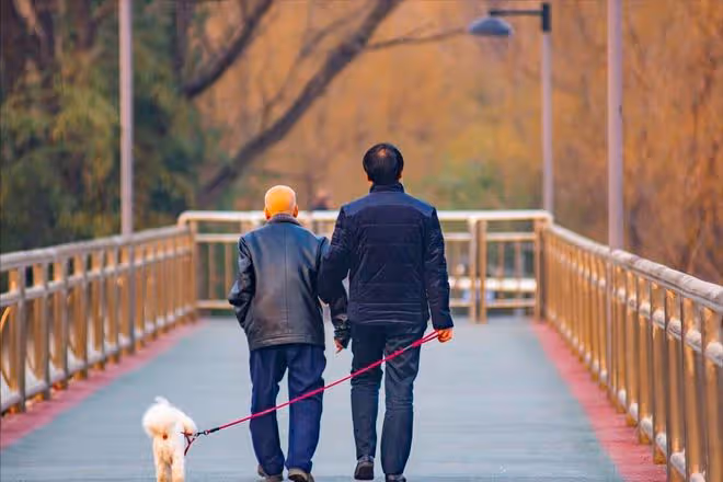75歲喪偶大爺，用3100元退休金，給自己換了個非同尋常的養老方式