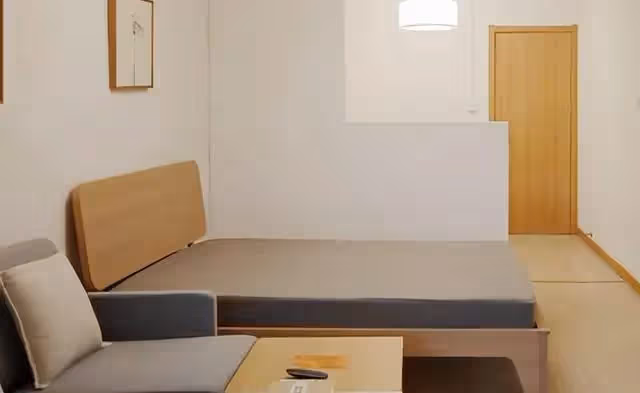 前夫賭博把錢輸光,我失望怒提失婚! 辦失婚當天「他堅持給我一張只剩2000元的提款卡」我轉頭就丟垃圾桶,3年後我接到銀行電話「一查餘額傻了」