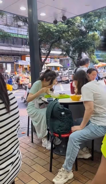 街邊大排檔偶遇「大明星」,眼熟卻叫不出來字,她PO文求助「眼尖網友」迅速認出:46歲現況曝光