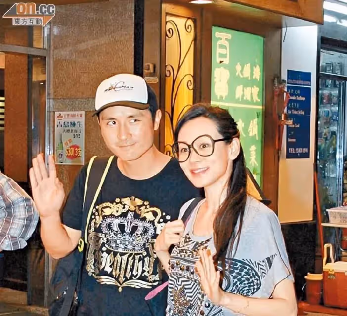 街邊大排檔偶遇「大明星」,眼熟卻叫不出來字,她PO文求助「眼尖網友」迅速認出:46歲現況曝光