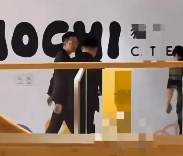 汪小菲是懂流量的,與網紅館長一起品嘗麻六記,宣傳品牌不遺餘力