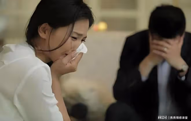 前妻去世後我再婚，半夜見兒子房裡有燈光，推開門後，我紅了眼眶