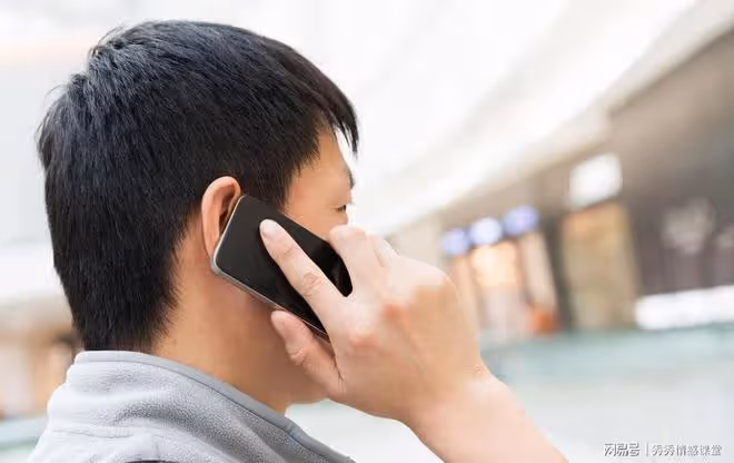 老婆出門取快遞忘拿手機，幫她接了一個電話後，我下定決心離婚