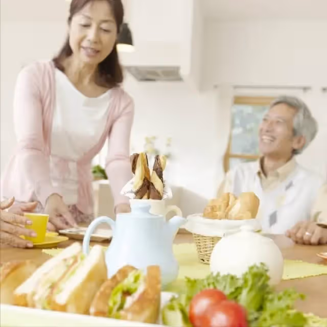 離婚10年前夫哭求復婚，58歲阿姨直言：好啊給18萬彩禮再娶我一次