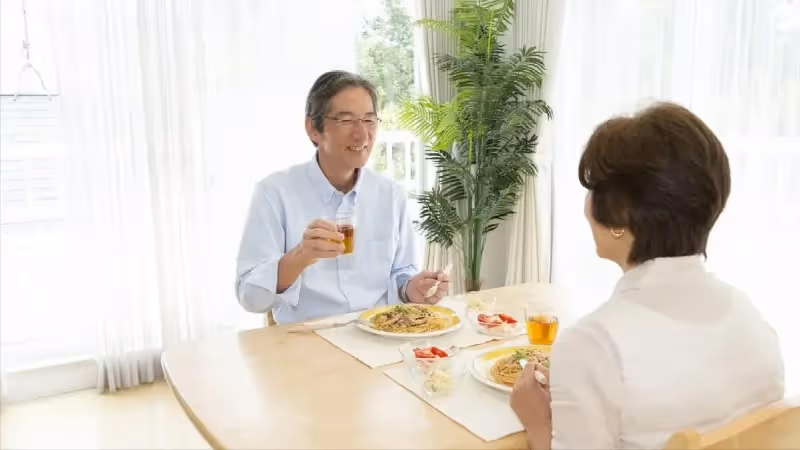 老伴讓我放下過往，讓婆婆來家居住養老，我生氣搬出去單獨居住