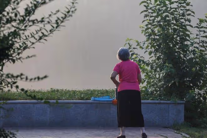 我56歲才活明白：老了有退休金和15萬存款，就沒必要拚命掙錢了