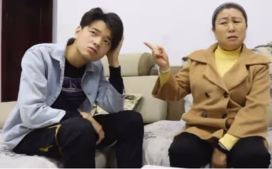 兒子結婚親家要30萬彩禮，在他家廚房裡看到的，讓我勸兒子離婚！