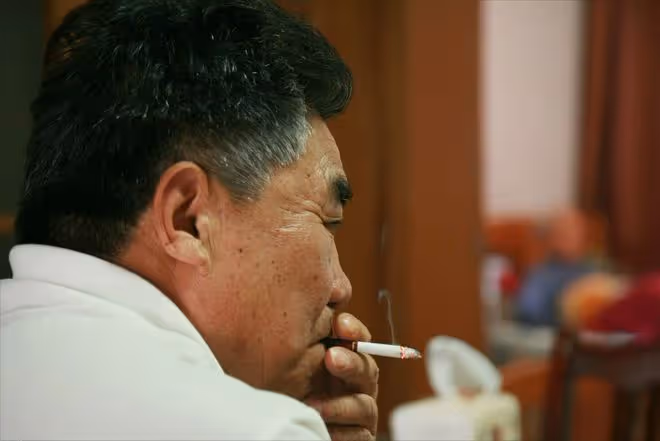 癱瘓6年的父親患癌後,我才發現:「大病從死」,不過是自欺欺人