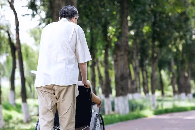 我62歲，照顧癱瘓母親4年，明白了3個殘酷道理，給大家提個醒