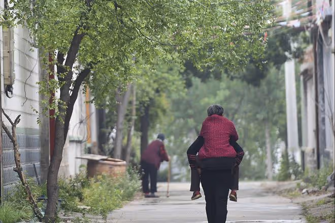 我62歲,照顧癱瘓母親4年,明白了3個殘酷道理,給大家提個醒