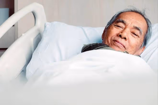 二姐回娘家照顧癱瘓父親10年，可父親臨終前，卻把全部家產給了我