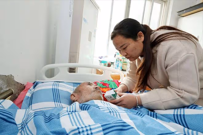 二姐回娘家照顧癱瘓父親10年,可父親臨終前,卻把全部家產給了我