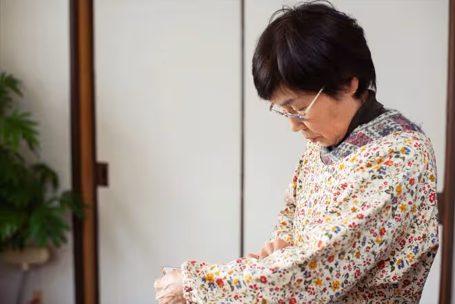 二姐回娘家照顧癱瘓父親10年,可父親臨終前,卻把全部家產給了我