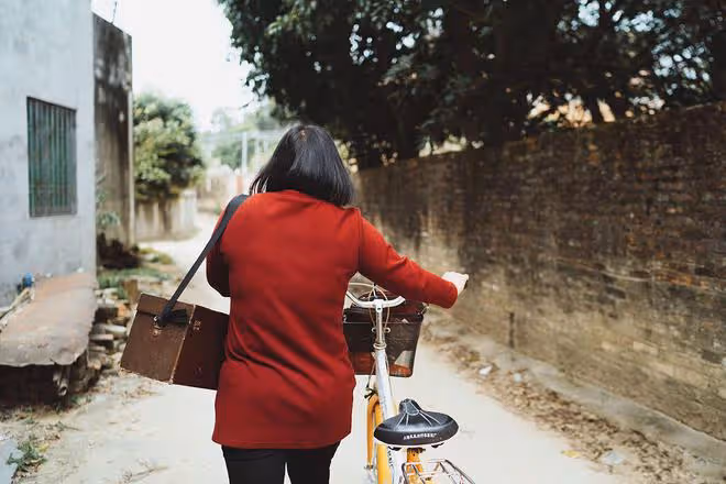 二姐回娘家照顧癱瘓父親10年,可父親臨終前,卻把全部家產給了我