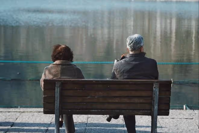 我62歲才恍然發現:忍氣吞聲堅守了37年的婚姻,卻害了兩代人