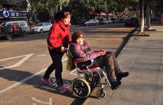 過來人的忠告：不到萬不得已，寧願出錢請人也別獨自伺候失能老人