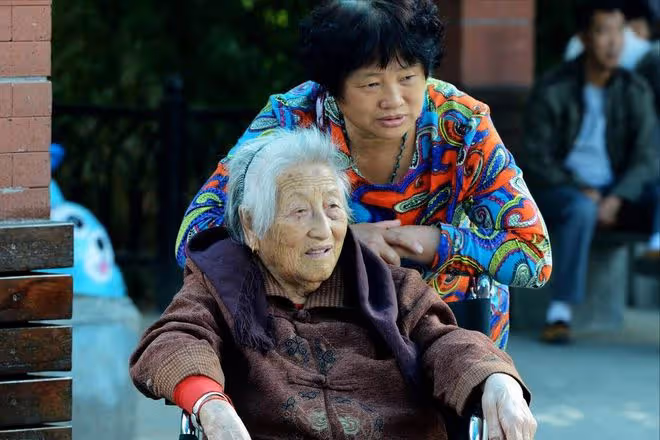 過來人的忠告:不到萬不得已,寧願出錢請人也別獨自伺候失能老人