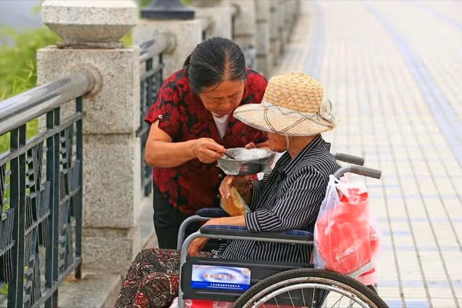 過來人的忠告:不到萬不得已,寧願出錢請人也別獨自伺候失能老人