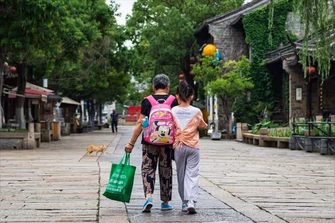 憑什麼外婆帶大的孩子，卻要多孝順奶奶？丈夫的教育觀讓我很反感