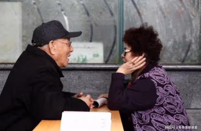 62歲大爺怒：搭夥一月給5千她卻不盡責任，忍無可忍讓她返錢走人