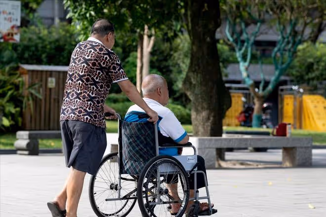 我發現，人過70歲後，父母仍然還在，晚年生活多半會過得悲催