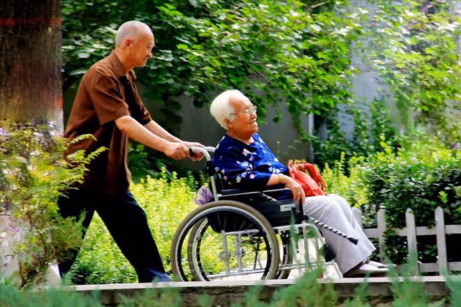 我發現,人過70歲後,父母仍然還在,晚年生活多半會過得悲催