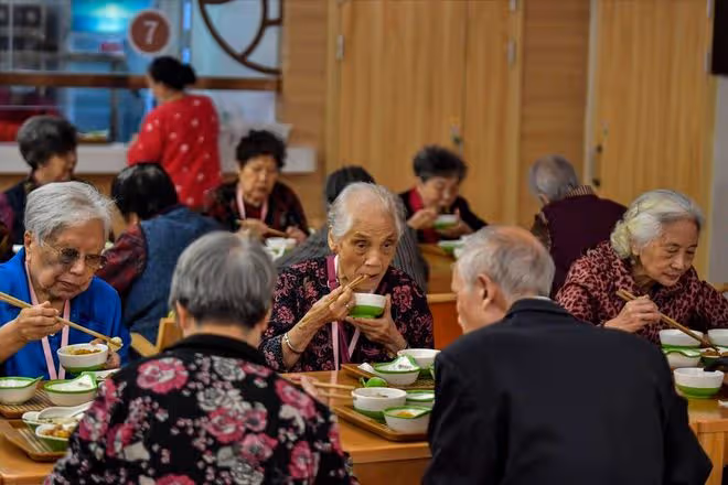 我發現,人過70歲後,父母仍然還在,晚年生活多半會過得悲催