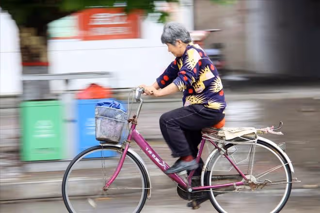 我63歲突然醒悟：老了有退休金和10萬存款，還拚命攢錢，沒有意義