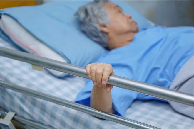 我63歲突然醒悟:老了有退休金和10萬存款,還拚命攢錢,沒有意義