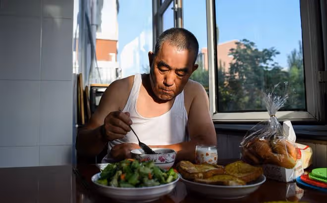 我63歲突然醒悟:老了有退休金和10萬存款,還拚命攢錢,沒有意義