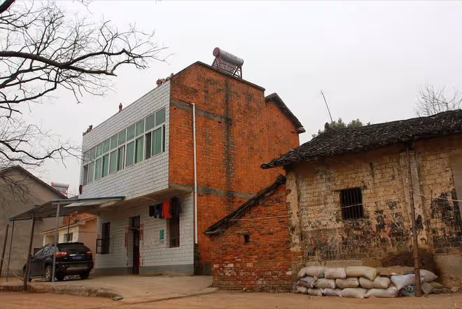 女兒總抱怨婆婆對她不好，我過去同住8天後，發現親家母才最可憐