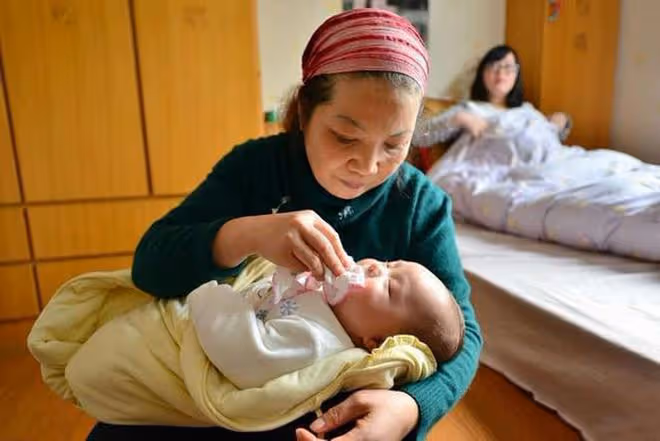 女兒總抱怨婆婆對她不好，我過去同住8天後，發現親家母才最可憐