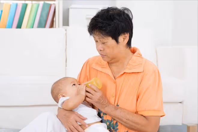 女兒總抱怨婆婆對她不好，我過去同住8天後，發現親家母才最可憐