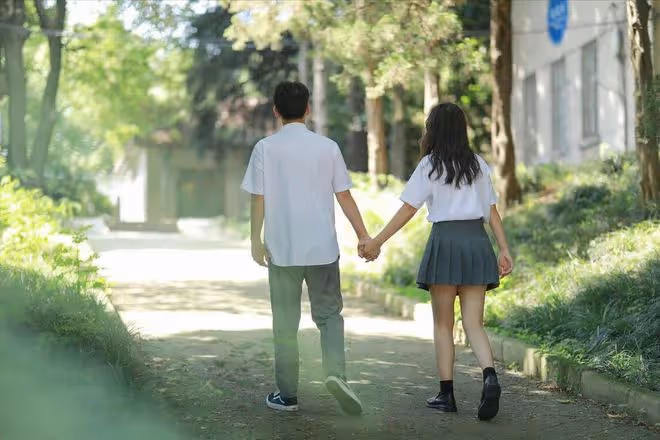 女兒出嫁我送她一套老房子，結果送出了事，半年後被親家找上門來