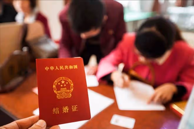 女兒出嫁我送她一套老房子，結果送出了事，半年後被親家找上門來