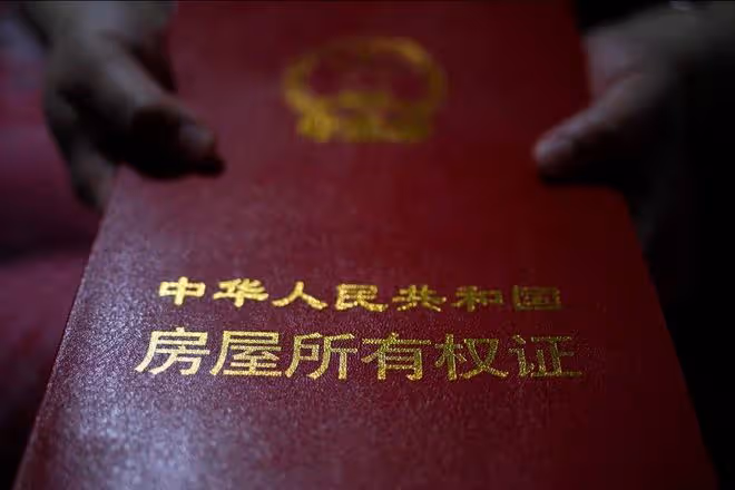 女兒出嫁我送她一套老房子，結果送出了事，半年後被親家找上門來