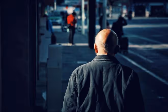被社會淘汰的60後70後，餘生最好出路是：躺平保命和伺候好父母
