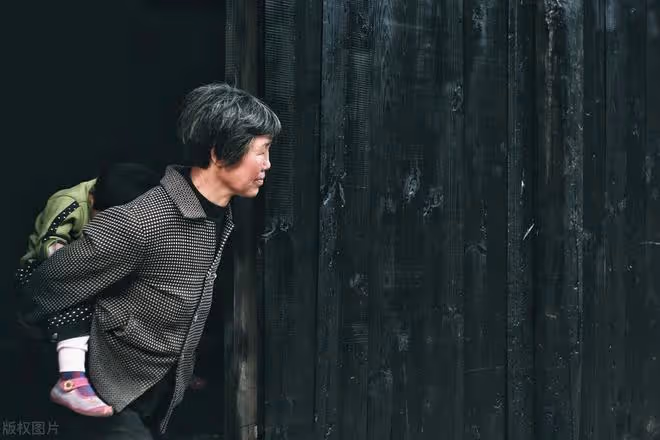 我50歲才發現,早生孩子和晚生孩子,間接影響著後半生的生活質量