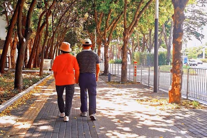 退休多年後，我才明白：晚年幸不幸福，和子女的工作婚姻關係很大
