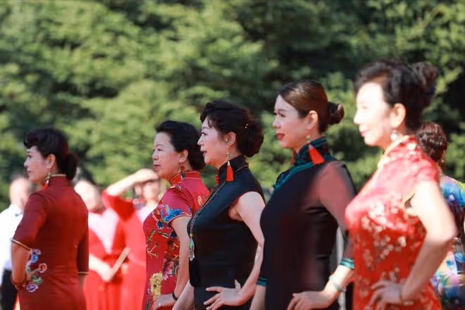 我53歲，退休後參加旗袍模特團，不到半年我就逃離了，經歷很鬧心