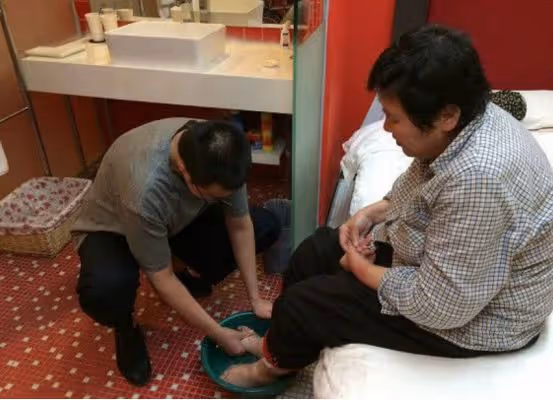 小妹照顧老母親5年，花光母親96萬後讓大哥接手，大哥：錢花哪了