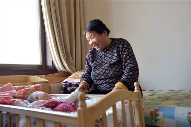 我曾對親孫和外孫同樣寵愛，直到65歲生病時才發現：兩者終有差別